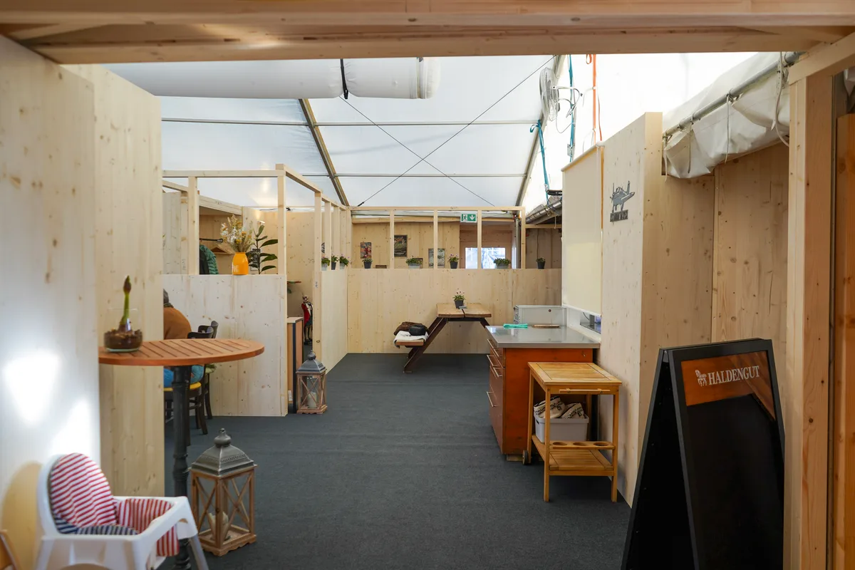 Man sieht den Innenraum eines provisorischen Restaurants.